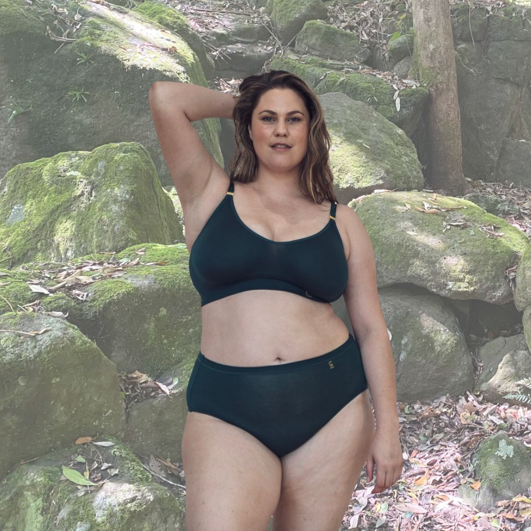 Sustainable Atlantis wireless bra by Underwear For Humanity, DD-GG cup sizes. Recycled materials, flexible, natural shape and supportive. Knitted bra and band, adjustable straps. Model wears the DD+ bra.