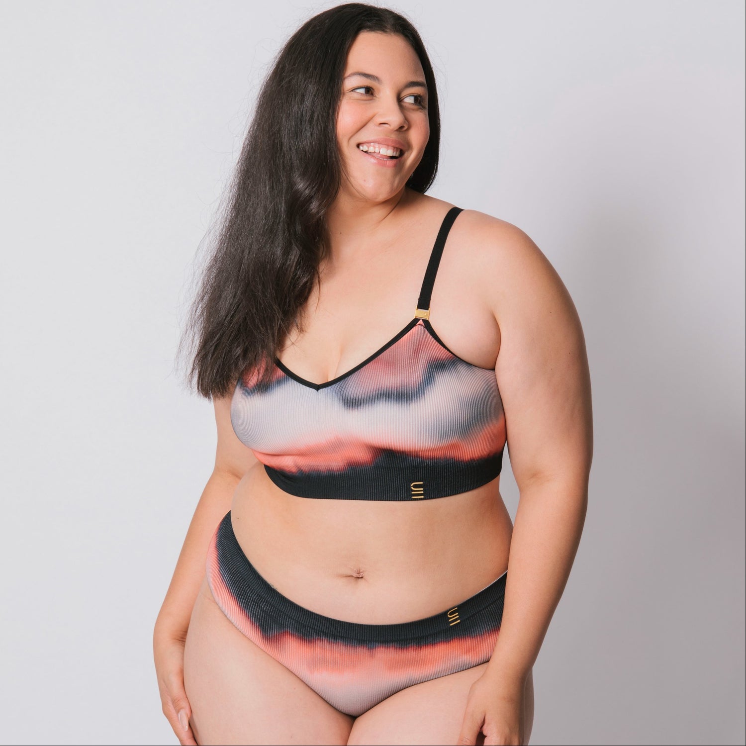 Sustainable, ethically produced elements wireless bra by Underwear for Humanity. For DD-GG cup sizes. Recycled materials, flexible, supportive. Knitted bra and band, adjustable straps. Model wears the DD+ bra.