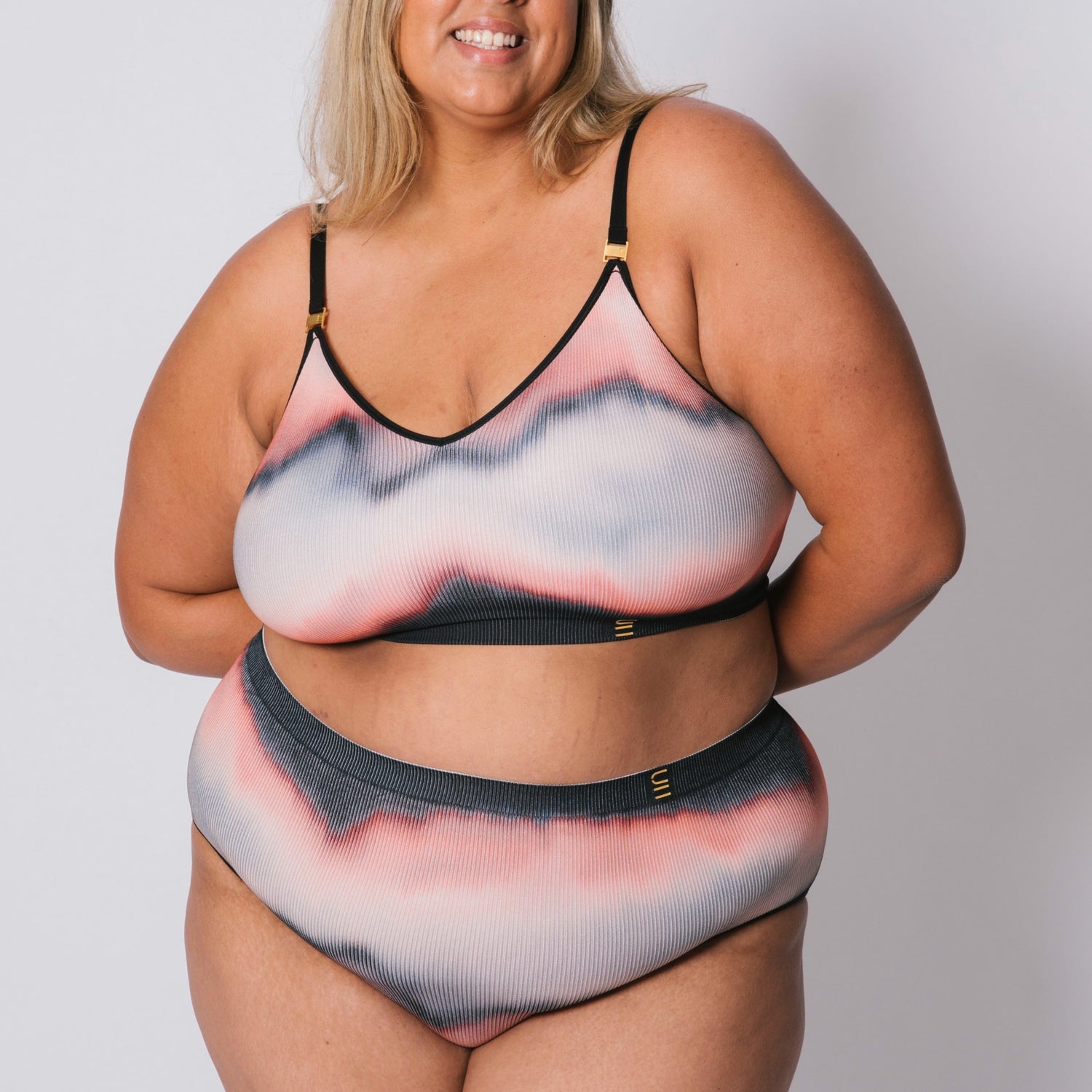 Sustainable, ethically produced elements wireless bra by Underwear for Humanity. For DD-GG cup sizes. Recycled materials, flexible, supportive. Knitted bra and band, adjustable straps. Model wears the DD+ bra.