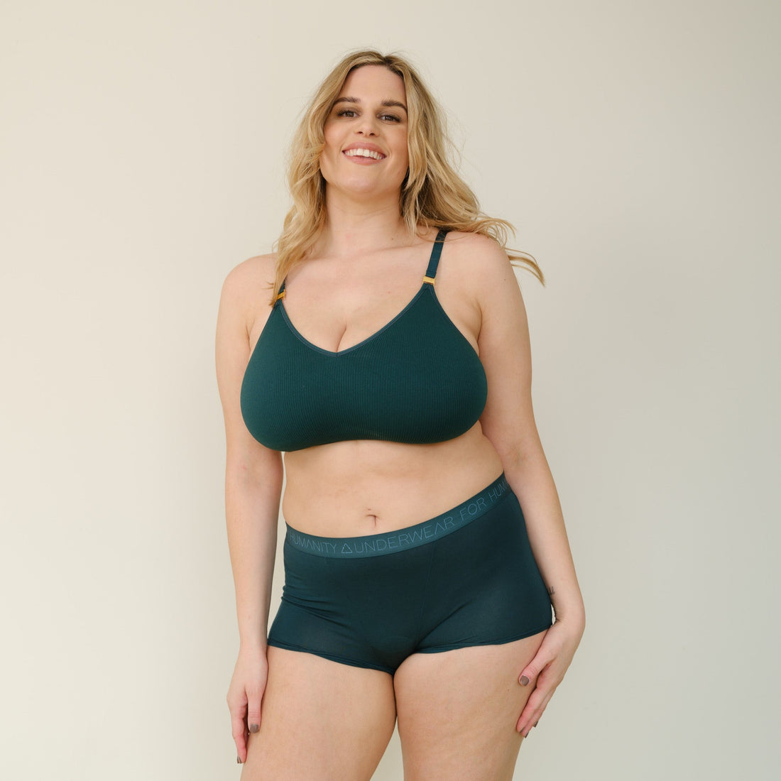 Sustainable Atlantis wireless bra by Underwear For Humanity, DD-GG cup sizes. Recycled materials, flexible, natural shape and supportive. Knitted bra and band, adjustable straps. Model wears the DD+ bra.